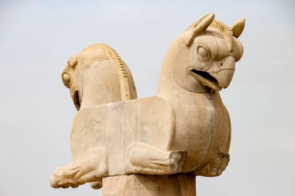 تخت جمشید پایتخت تشریفاتی امپراتوری هخامنشیان بود تخت جمشید در 60 کیلومتری شمال شرقی شهر شیراز در استان فارس ایران قرار دارد