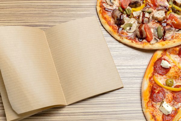 پیتزا با کاغذ خالی با کپی sp