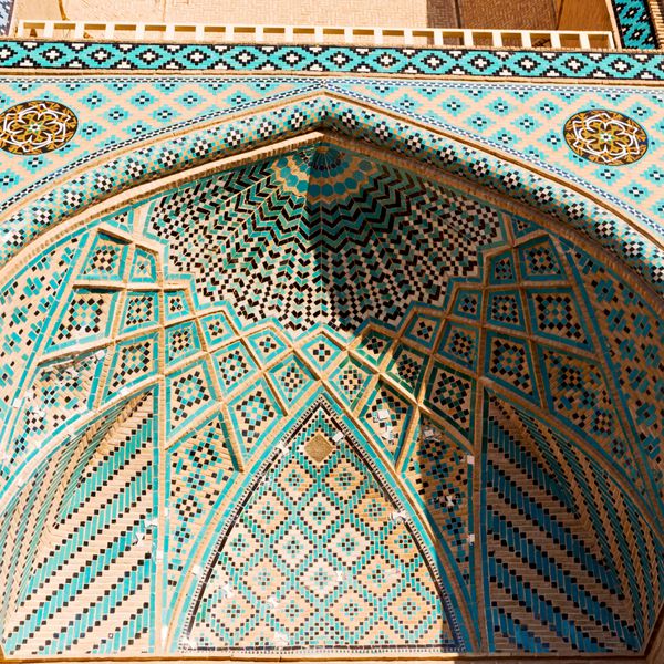 در ایران مسجد قدیمی و برش کاشی دیوار سنتی نزدیک مناره