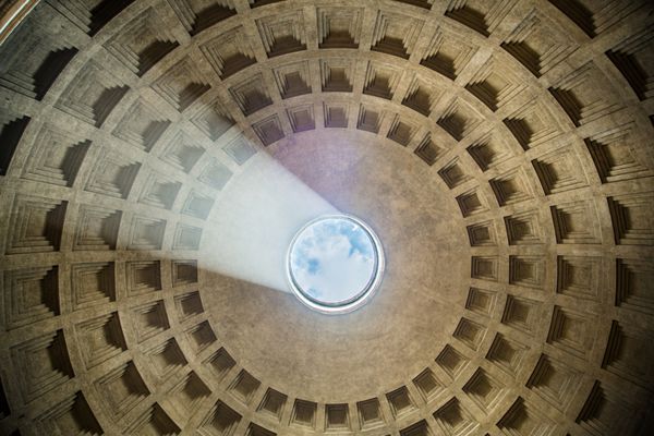 رم ایتالیا - 15 آگوست 2015 نور از طریق گنبد پانتئون در رم
