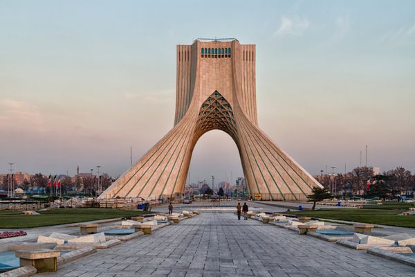 تهران ایران - 25 نوامبر 2016 نمایی از برج آزادی در نور غروب خورشید این برج یکی از نمادهای شهر و میدان آزادی است که بیشترین بازدید گردشگران را دارد
