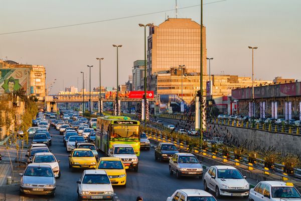 تهران ایران - 26 نوامبر 2016 ازدحام شدید ترافیک در داخل و اطراف تونل توحید با پس زمینه برج میلاد و کوه های البرز توحید سومین تونل طولانی شهری در خاورمیانه است