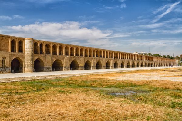 پل الله وردی خان سی و سه پل پل باستانی در اصفهان یا اصفهان ایران خاورمیانه آسیا بستر رودخانه به دلیل وجود سد خشک است پل دارای 23 طاق 133 متر طول و 12 متر عرض است