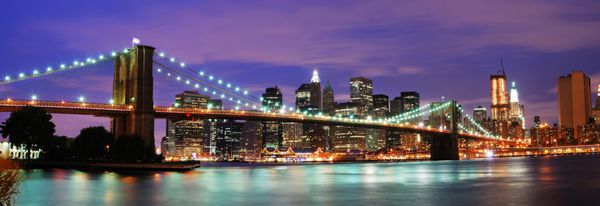 پل بروکلین شهر نیویورک و صحنه شب افق منهتن بر فراز رودخانه هادسون