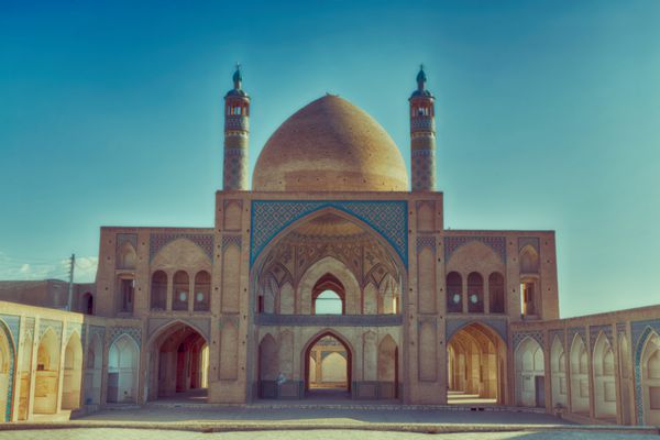 در ایران مسجد قدیمی و برش کاشی دیوار سنتی نزدیک مناره