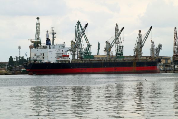 وارنا بلغارستان - 25 ژوئن کشتی باری سیکلوپ قایقرانی با پرچم پاناما پهلو گرفته در بندر وارنا و بارگیری با گندم در 25 ژوئن 2010 در وارنا بلغارستان