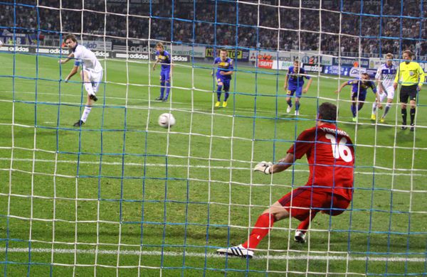 کیف اوکراین - 16 سپتامبر آرتم میلوسکی از دیناموکیف در جریان بازی لیگ اروپای یوفا مقابل باته در 16 سپتامبر 2010 در کیف اوکراین پنالتی را از دست داد