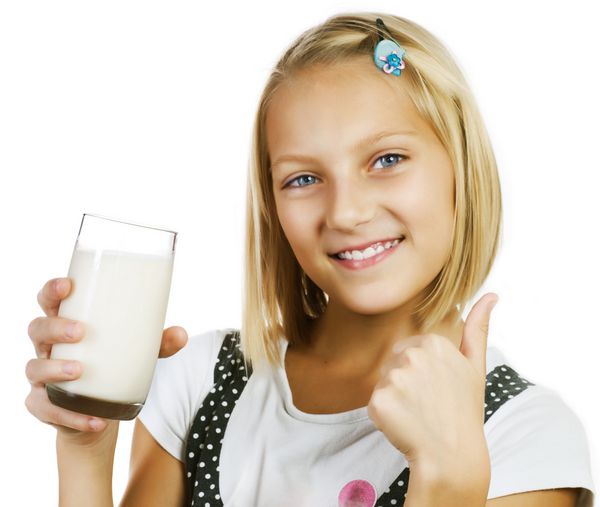 دختر در حال خوردن شیر