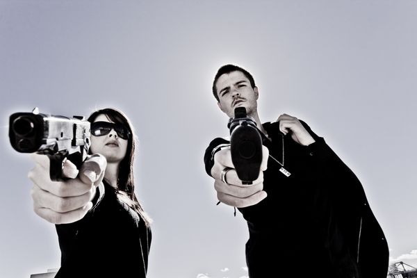 پسر و دختری که دو اسلحه را به دست گرفته اند