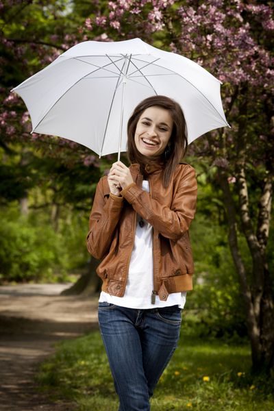 دختر زیبای قفقازی که با چتر ژست گرفته است