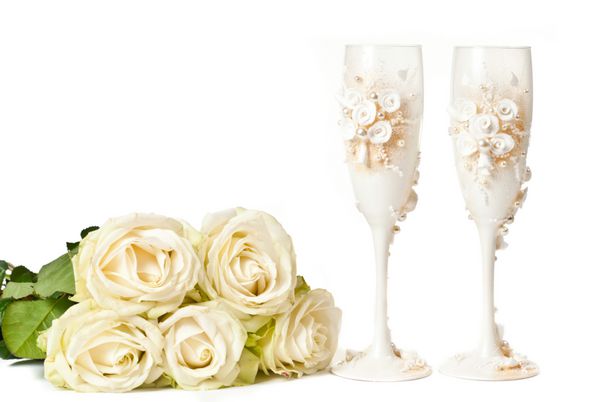 دو لیوان خالی با گل رز در زمینه سفید