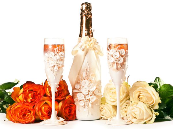 دو لیوان شامپاین جشن با گل رز سفید