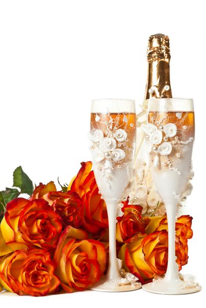 دو لیوان شامپاین و یک گل رز در پس زمینه سفید