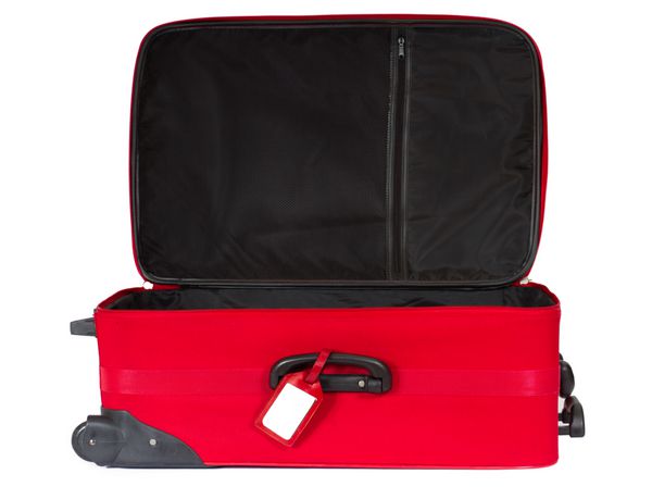 چمدان قرمز باز با برچسب شناسایی خالی روی سفید