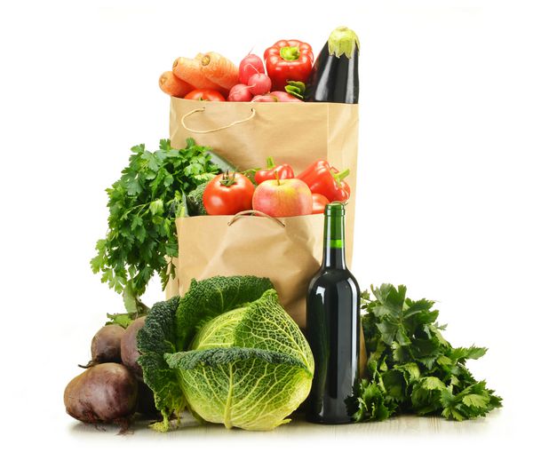 ترکیب با سبزیجات خام و کیسه خرید جدا شده روی سفید