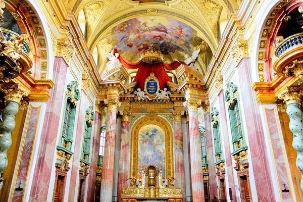 فضای داخلی کلیسای زیبای ژزوئیت jesuitenkirche یک کلیسای دو طبقه و دو برج در وین اتریش تحت تأثیر اصول اولیه اوکی اما در سال‌های 1703-1705 بازسازی شده است