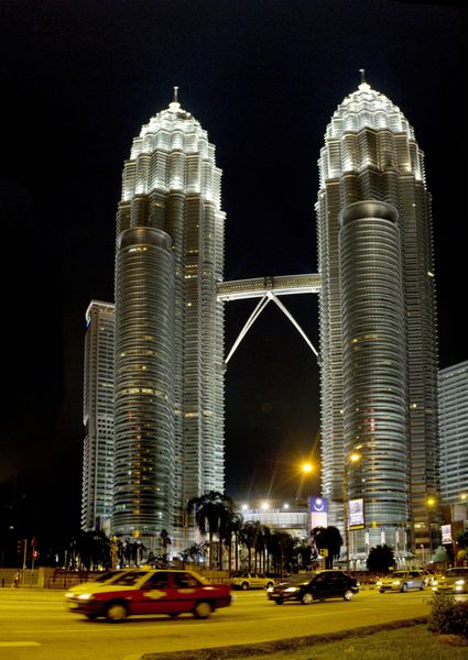 کا لومپور مالزی - 20 آگوست نمای شب از برج های دوقلوی پتروناس در 20 آگوست 2011 در کا لومپور مالزی آسمان خراش بلندترین ساختمان دوقلو در جهان است 451 9 متر 88 طبقه