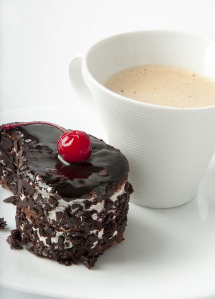 فنجان قهوه و دسر شکلاتی با گیلاس