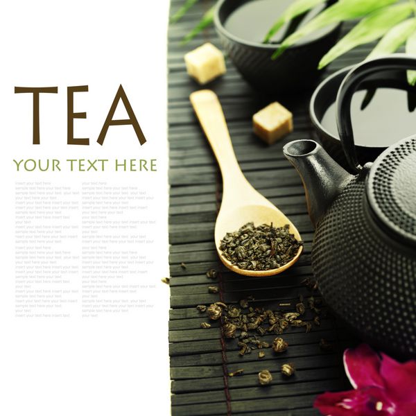 ست چای آسیایی روی حصیر بامبو چای سبز ارکیده و چاپستیک با نمونه متن