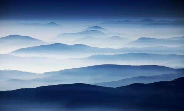 منظره مه آلود پاییزی در کوه های پارنگ رومانی اروپا