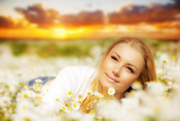 زن زیبا در حال لذت بردن از مزرعه دیزی در غروب آفتاب زن خوب دراز کشیده در چمنزار گل دختر زیبا در حال استراحت در فضای باز بانوی جوان شاد و طبیعت بهاری در هماهنگی