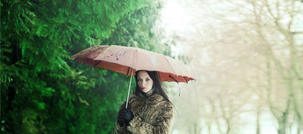 دختری با چتر زیر باران