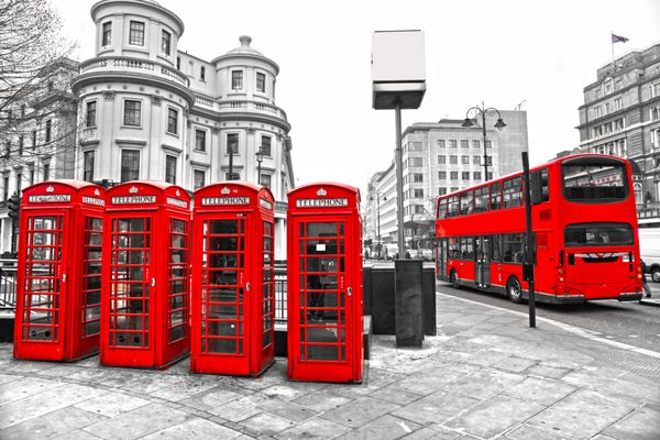 اتوبوس دو طبقه و جعبه های تلفن قرمز با پس زمینه سیاه و سفید لندن انگلستان