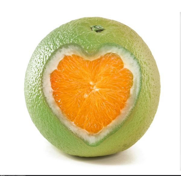 نارنجی با علامت قلب جدا شده در پس زمینه سفید