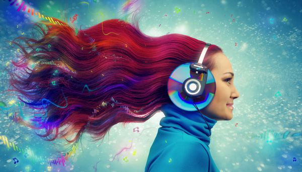 زنان مو قرمز در حال گوش دادن به موسیقی