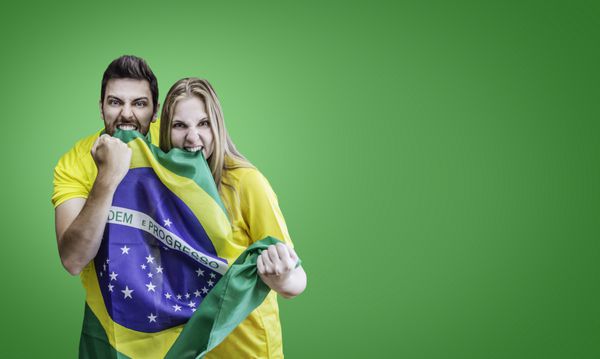 طرفداران برزیلی در پس زمینه سبز جشن می گیرند