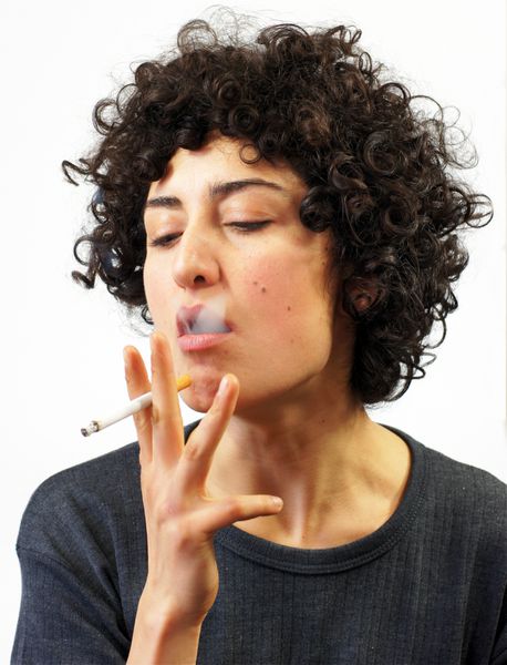زن جوان سیگار می کشد