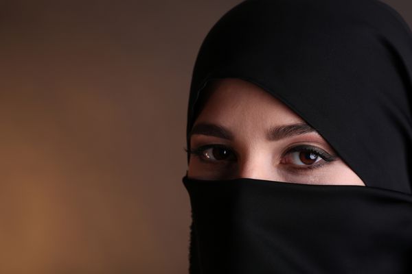 زن مسلمان عربی زیبا در پارانجا