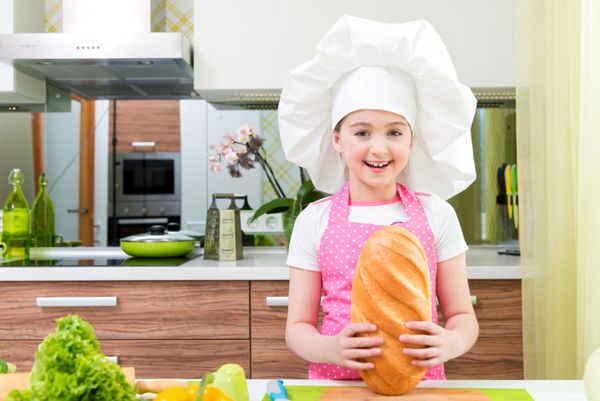 دختر کوچولوی شاد با نان در دست