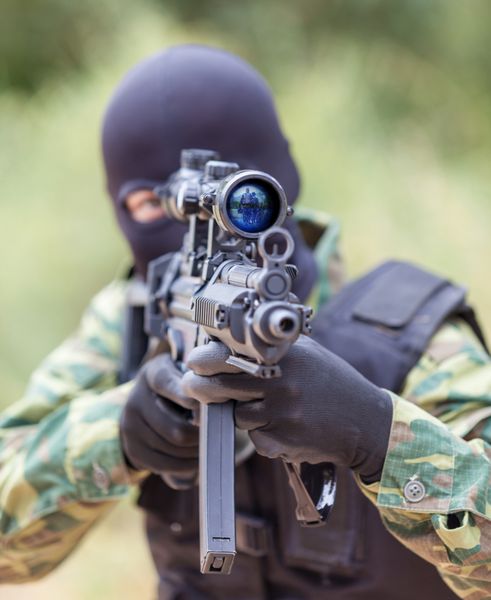 سرباز با تفنگ در حال مشاهده اپتیک
