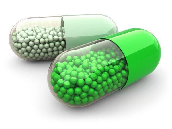 قرص ها و مواد مخدر سبز در پس زمینه جدا شده سفید کانکس پزشکی