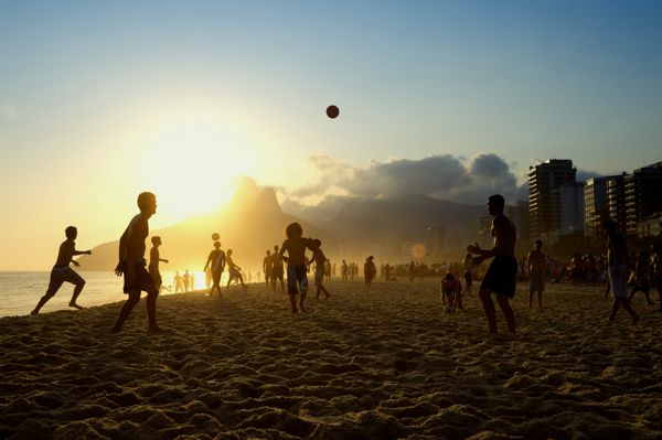 سیلوئت های غروب در حال بازی آلتینیو فوتبال ساحلی برزیل