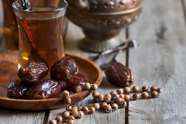 چای عربی و تسبیح و خرما