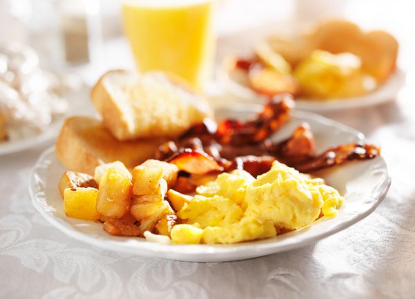 صبحانه کامل با تخم مرغ سیب زمینی سرخ شده و بیکن