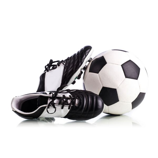 توپ فوتبال و کفش فوتبال