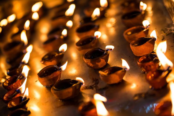 شمع سوزان در معبد هند