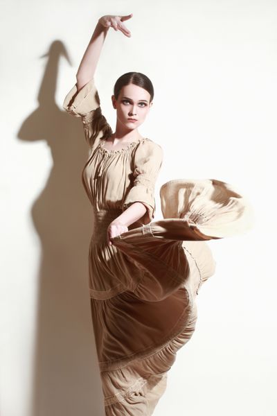 زنی در حال رقصیدن رقصنده فلامنکو با لباس بلند پرواز