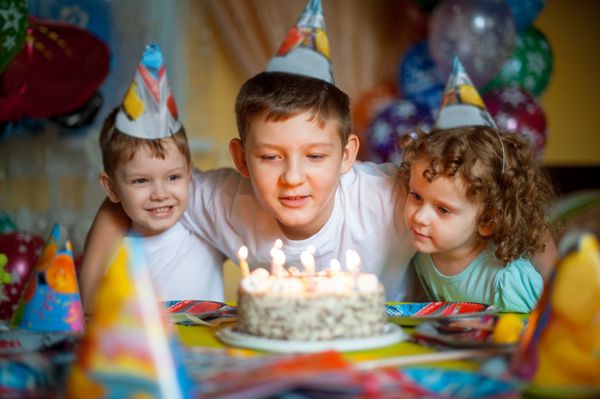 کودکان جشن تولد می گیرند