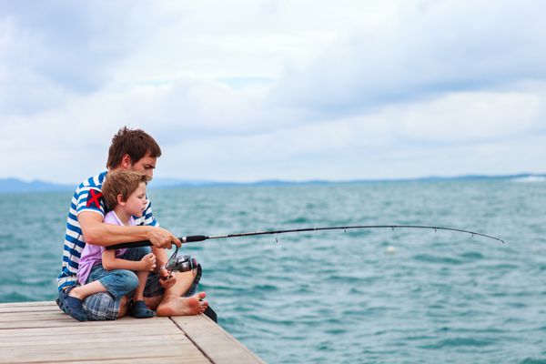 پدر و پسر در حال ماهیگیری با هم