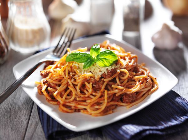 اسپاگتی در سس بولونیز با تزئین ریحان