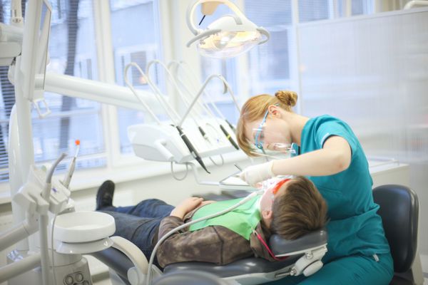 کلینیک دندانپزشکی مدرن دندانپزشک جوان کار می کند