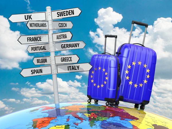 مفهوم سفر چمدان و تابلوی راهنما که در اروپا از چه چیزی بازدید کنید