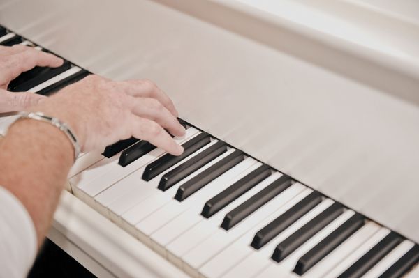 دستان در حال نواختن پیانوی عتیقه آلمانی
