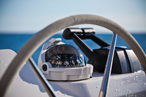 چرخ کنترل قایق بادبانی و ابزار