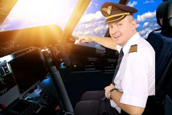 خلبان خندان و شاد در کابین خلبان هواپیما