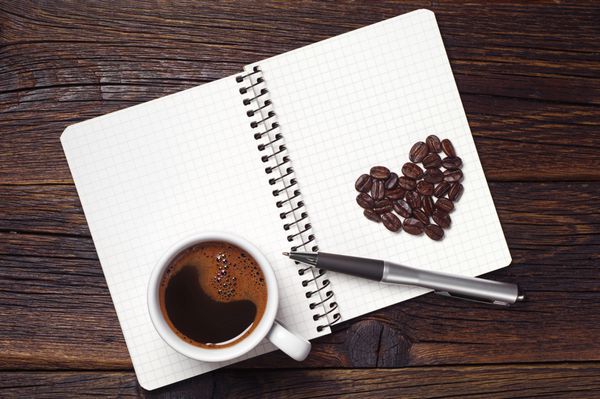 فنجان قهوه و دفترچه یادداشت